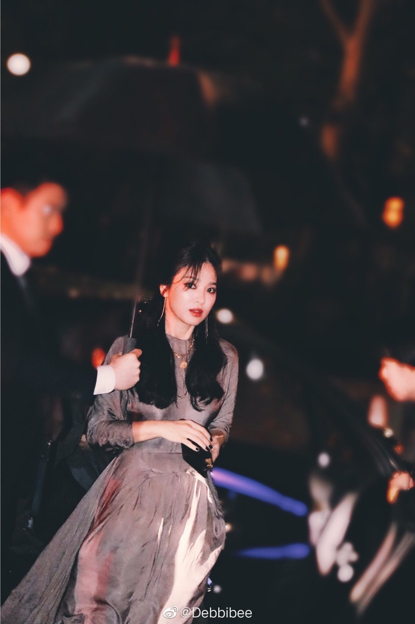 Ảnh chụp vội góc nghiêng của Song Hye Kyo tại New York: Quá xuất sắc, nhưng lại vênh với ảnh sự kiện? - Ảnh 1. Ảnh chụp vội góc nghiêng của Song Hye Kyo tại New York: Quá xuất sắc, nhưng lại vênh với ảnh sự kiện? - Ảnh 1.