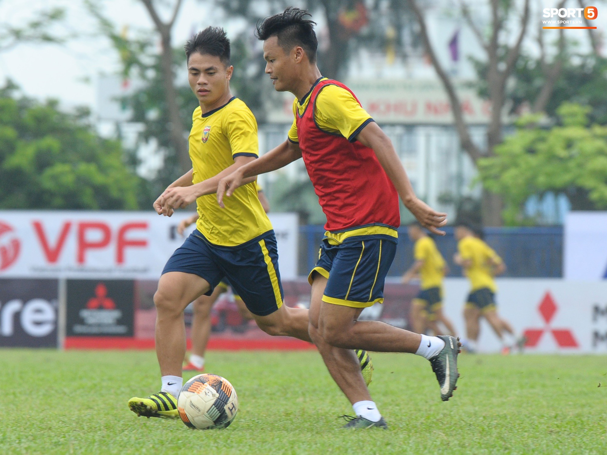 Dàn hot boy U22 Việt Nam khoác áo Hà Tĩnh FC đùa vui cực nhí nhảnh trước trận gặp Phù Đổng FC - Ảnh 9. Dàn hot boy U22 Việt Nam khoác áo Hà Tĩnh FC đùa vui cực nhí nhảnh trước trận gặp Phù Đổng FC - Ảnh 9.