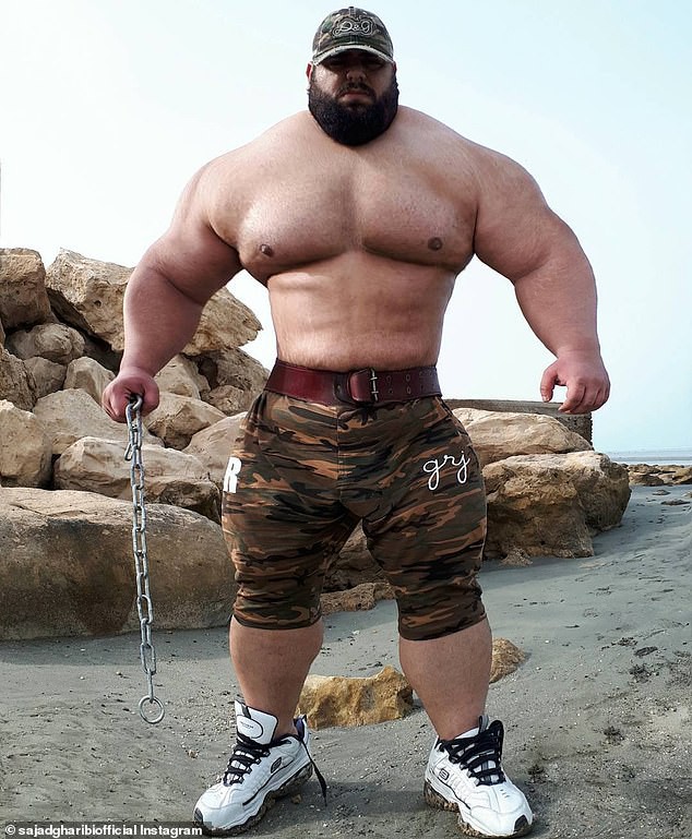 Vận động viên cử tạ được mệnh danh người khổng lồ Hulk của Iran, cân nặng bằng cá voi sát thủ - Ảnh 1.