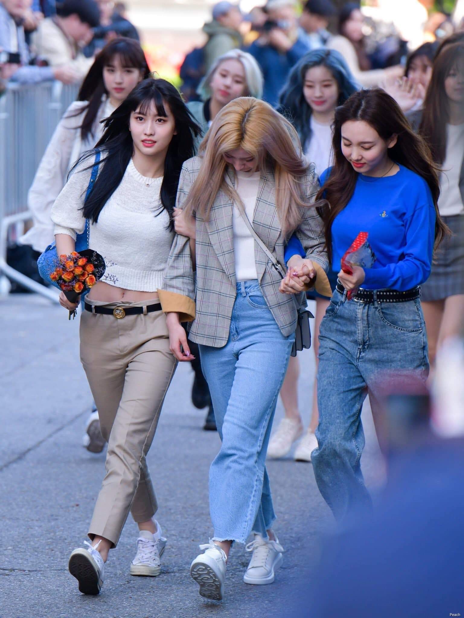 Sau Jihyo, đến lượt Sana (TWICE) bật khóc vì chịu quá nhiều áp lực từ truyền thông và netizen xứ Hàn hậu lùm xùm - Ảnh 3. Sau Jihyo, đến lượt Sana (TWICE) bật khóc vì chịu quá nhiều áp lực từ truyền thông và netizen xứ Hàn hậu lùm xùm - Ảnh 3.