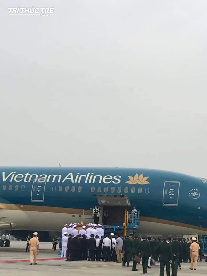 Máy bay đưa linh cữu cố Chủ tịch nước Lê Đức Anh rời Nội Bài - Ảnh 39.
