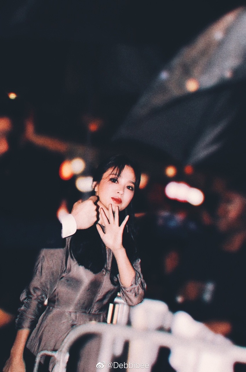 Ảnh chụp vội góc nghiêng của Song Hye Kyo tại New York: Quá xuất sắc, nhưng lại vênh với ảnh sự kiện? - Ảnh 2. Ảnh chụp vội góc nghiêng của Song Hye Kyo tại New York: Quá xuất sắc, nhưng lại vênh với ảnh sự kiện? - Ảnh 2.