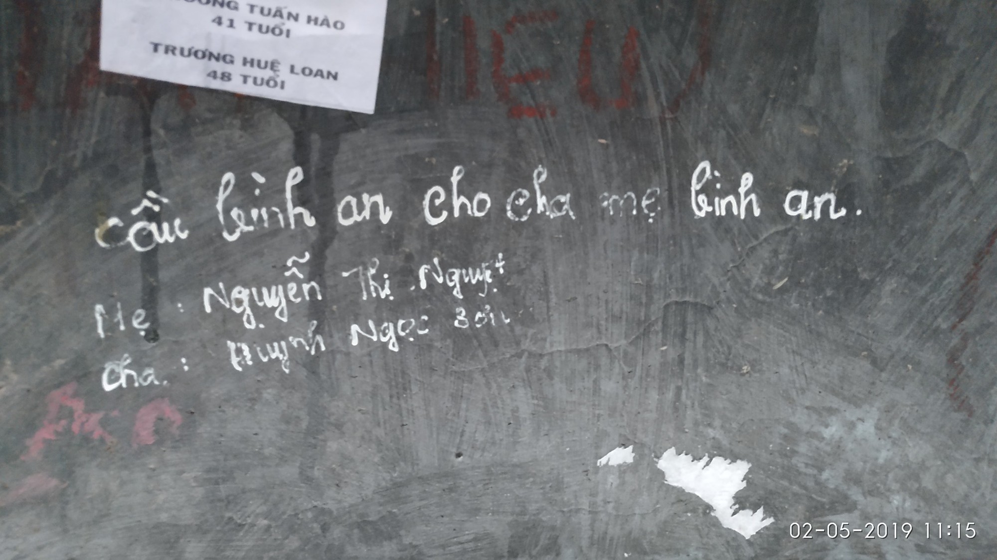 Không chỉ viết tên bố mẹ lên chuông đồng, nhiều bạn trẻ còn vẽ bậy để bày tỏ tình yêu ở chùa Linh Quy Pháp Ấn gây phẫn nộ - Ảnh 4. Không chỉ viết tên bố mẹ lên chuông đồng, nhiều bạn trẻ còn vẽ bậy để bày tỏ tình yêu ở chùa Linh Quy Pháp Ấn gây phẫn nộ - Ảnh 4.