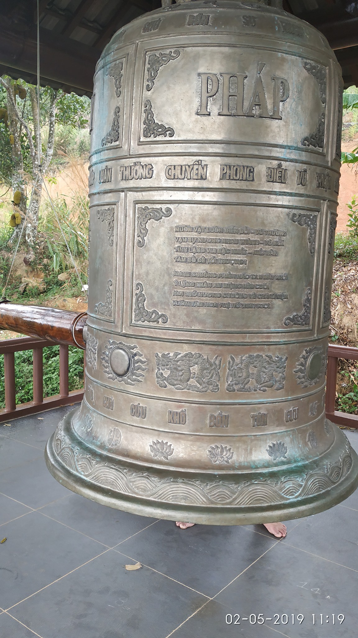 Không chỉ viết tên bố mẹ lên chuông đồng, nhiều bạn trẻ còn vẽ bậy để bày tỏ tình yêu ở chùa Linh Quy Pháp Ấn gây phẫn nộ - Ảnh 1. Không chỉ viết tên bố mẹ lên chuông đồng, nhiều bạn trẻ còn vẽ bậy để bày tỏ tình yêu ở chùa Linh Quy Pháp Ấn gây phẫn nộ - Ảnh 1.