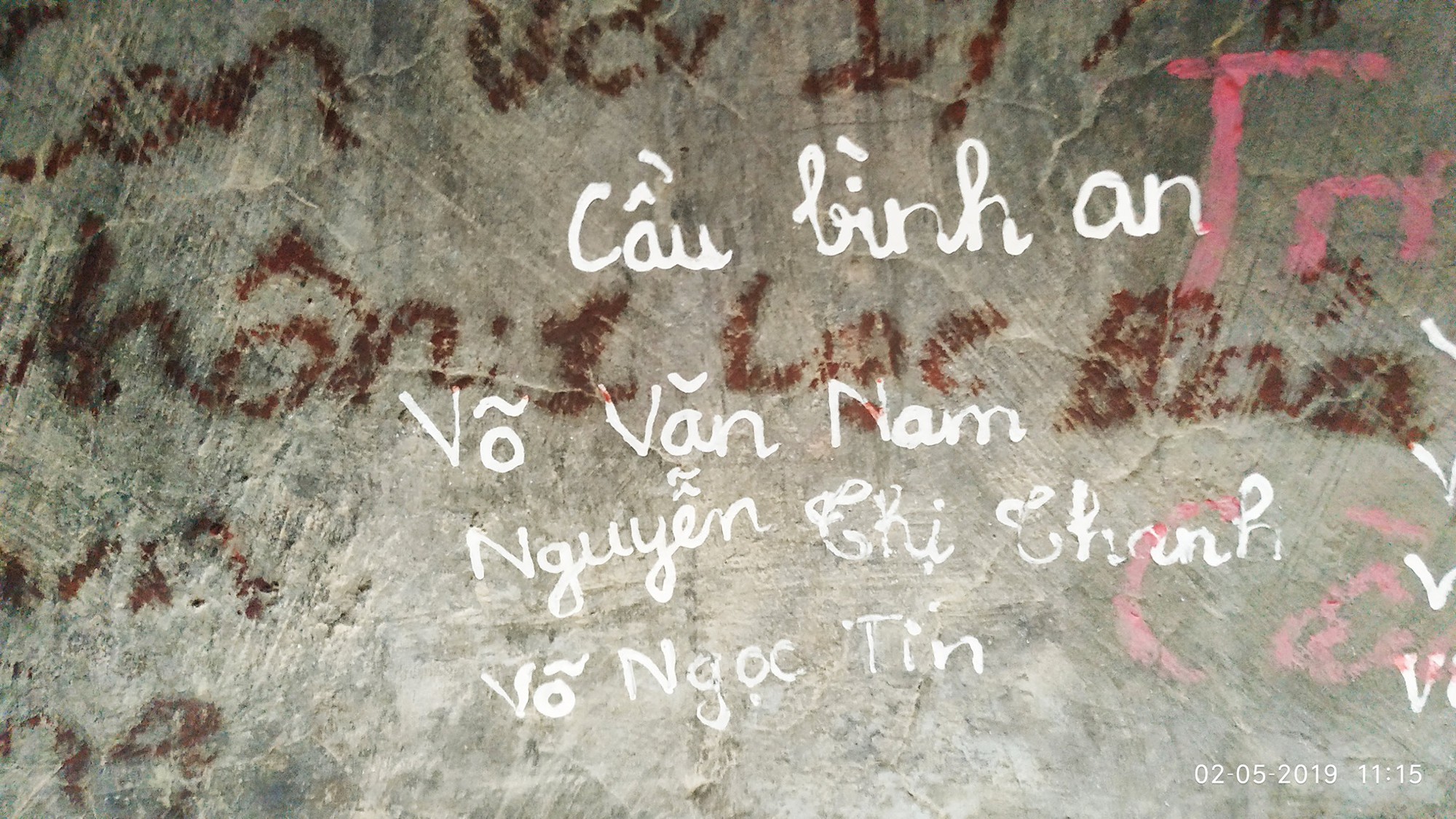 Không chỉ viết tên bố mẹ lên chuông đồng, nhiều bạn trẻ còn vẽ bậy để bày tỏ tình yêu ở chùa Linh Quy Pháp Ấn gây phẫn nộ - Ảnh 3. Không chỉ viết tên bố mẹ lên chuông đồng, nhiều bạn trẻ còn vẽ bậy để bày tỏ tình yêu ở chùa Linh Quy Pháp Ấn gây phẫn nộ - Ảnh 3.