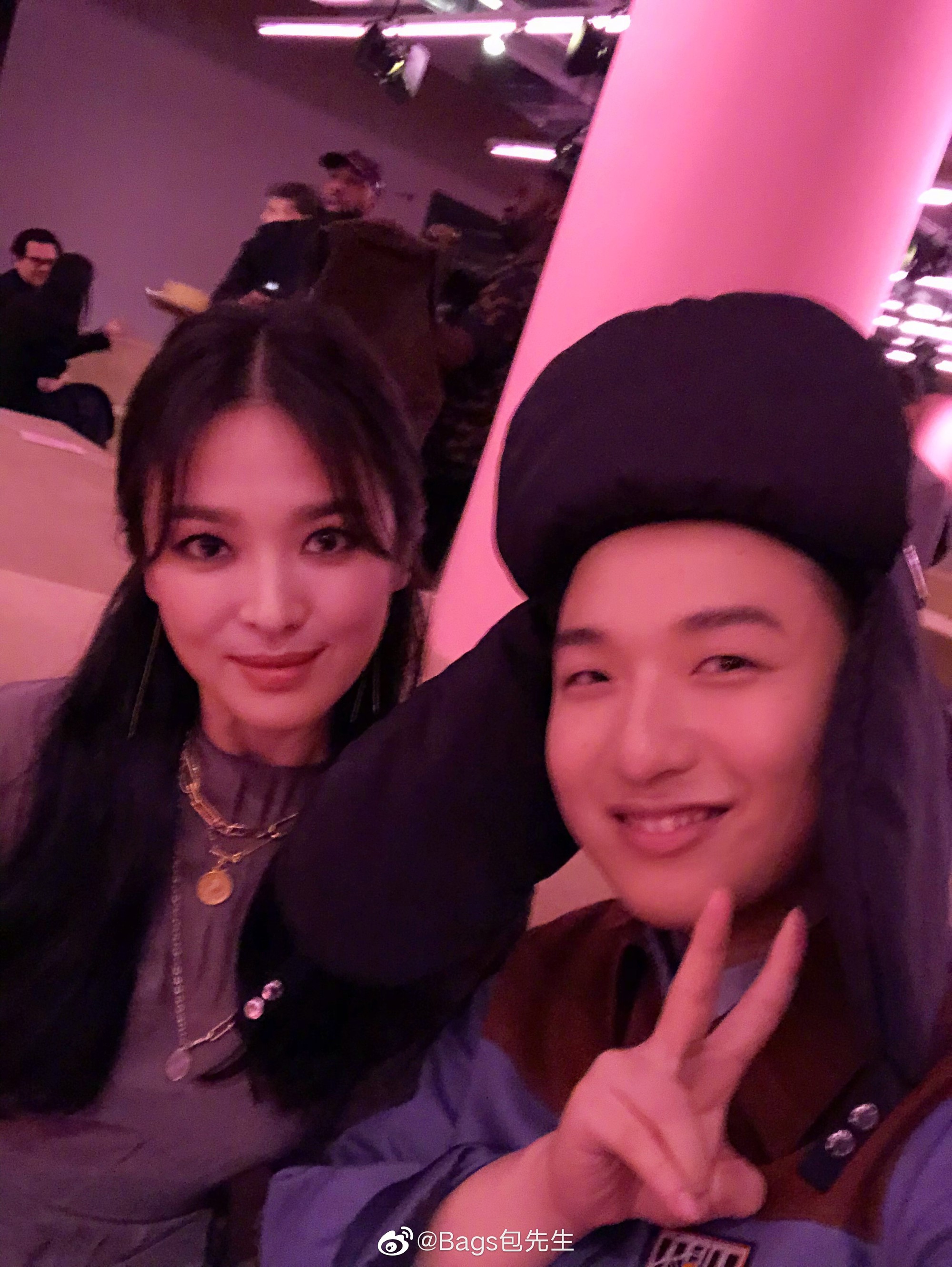 Ảnh chụp vội góc nghiêng của Song Hye Kyo tại New York: Quá xuất sắc, nhưng lại vênh với ảnh sự kiện? - Ảnh 4. Ảnh chụp vội góc nghiêng của Song Hye Kyo tại New York: Quá xuất sắc, nhưng lại vênh với ảnh sự kiện? - Ảnh 4.