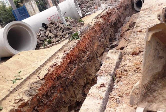 Nam công nhân tử vong bất thường khi đào thả ống thoát nước ven đường - Ảnh 1. Nam công nhân tử vong bất thường khi đào thả ống thoát nước ven đường - Ảnh 1.