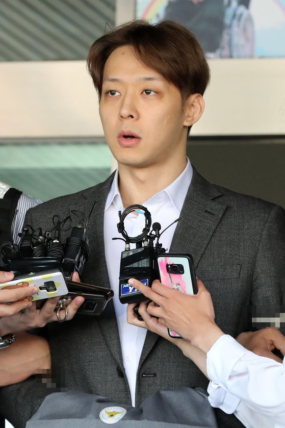 Yoochun đích thân thừa nhận nói dối với gương mặt vô cảm, bị trói chặt và giải đến văn phòng công tố - Ảnh 5.