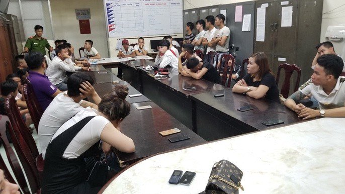 Đột kích quán bar giữa trung tâm Đà Nẵng lúc rạng sáng, phát hiện 80 người dương tính ma túy - Ảnh 4. Đột kích quán bar giữa trung tâm Đà Nẵng lúc rạng sáng, phát hiện 80 người dương tính ma túy - Ảnh 4.