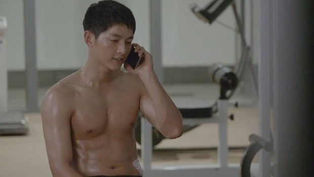 Lên cân xuống ký bất thường, Song Joong Ki lấy lại body 6 múi, bắp tay cuồn cuộn phát sốt lúc nào không hay - Ảnh 2.