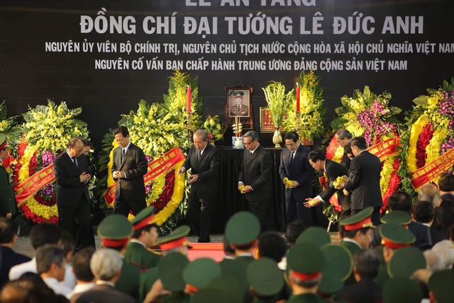 Lễ an táng cố Chủ tịch nước Lê Đức Anh ở TP Hồ Chí Minh - Ảnh 2. Lễ an táng cố Chủ tịch nước Lê Đức Anh ở TP Hồ Chí Minh - Ảnh 2.