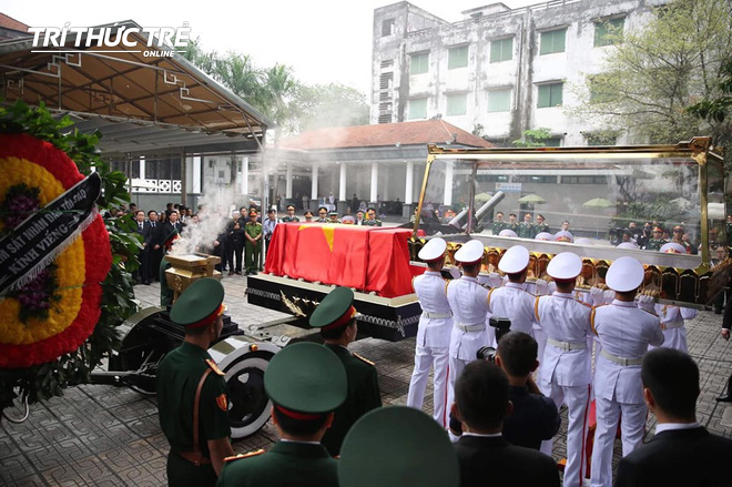 Máy bay đưa linh cữu cố Chủ tịch nước Lê Đức Anh rời Nội Bài - Ảnh 19.