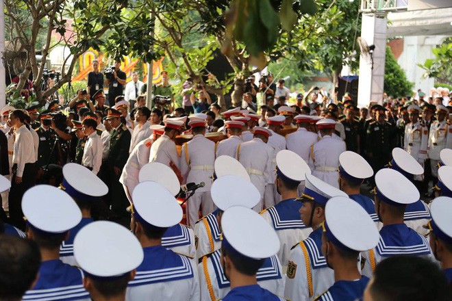 Lễ an táng cố Chủ tịch nước Lê Đức Anh ở TP Hồ Chí Minh - Ảnh 11. Lễ an táng cố Chủ tịch nước Lê Đức Anh ở TP Hồ Chí Minh - Ảnh 11.