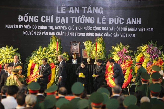 Lễ an táng cố Chủ tịch nước Lê Đức Anh ở TP Hồ Chí Minh - Ảnh 14. Lễ an táng cố Chủ tịch nước Lê Đức Anh ở TP Hồ Chí Minh - Ảnh 14.