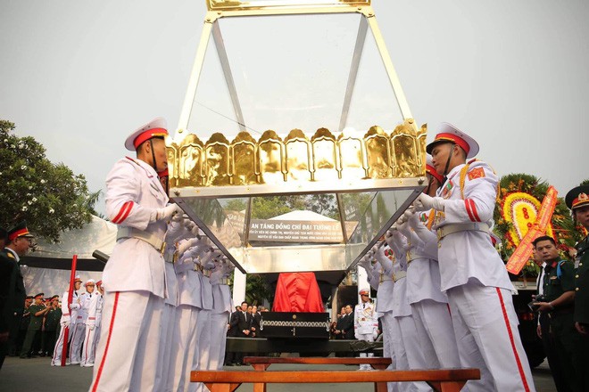 Lễ an táng cố Chủ tịch nước Lê Đức Anh ở TP Hồ Chí Minh - Ảnh 16. Lễ an táng cố Chủ tịch nước Lê Đức Anh ở TP Hồ Chí Minh - Ảnh 16.