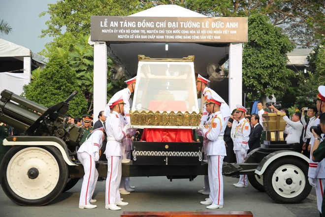 Lễ an táng cố Chủ tịch nước Lê Đức Anh ở TP Hồ Chí Minh - Ảnh 17. Lễ an táng cố Chủ tịch nước Lê Đức Anh ở TP Hồ Chí Minh - Ảnh 17.
