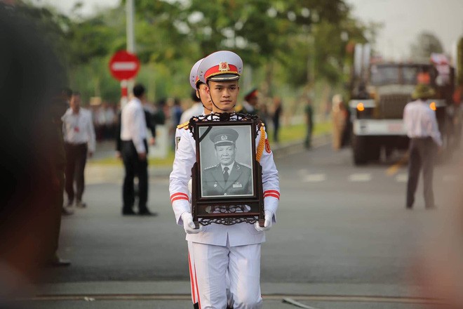 Lễ an táng cố Chủ tịch nước Lê Đức Anh ở TP Hồ Chí Minh - Ảnh 18. Lễ an táng cố Chủ tịch nước Lê Đức Anh ở TP Hồ Chí Minh - Ảnh 18.