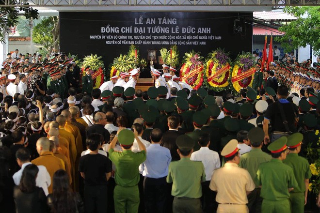 Lễ an táng cố Chủ tịch nước Lê Đức Anh ở TP Hồ Chí Minh - Ảnh 3. Lễ an táng cố Chủ tịch nước Lê Đức Anh ở TP Hồ Chí Minh - Ảnh 3.