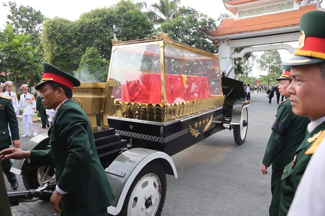Lễ an táng cố Chủ tịch nước Lê Đức Anh ở TP Hồ Chí Minh - Ảnh 24. Lễ an táng cố Chủ tịch nước Lê Đức Anh ở TP Hồ Chí Minh - Ảnh 24.