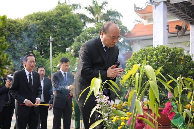 Lễ an táng cố Chủ tịch nước Lê Đức Anh ở TP Hồ Chí Minh - Ảnh 27. Lễ an táng cố Chủ tịch nước Lê Đức Anh ở TP Hồ Chí Minh - Ảnh 27.