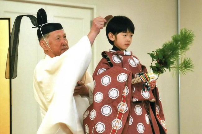 Hoàng tử bé Hisahito: Người thừa kế cuối cùng của Hoàng gia Nhật, được nuôi dạy một cách “khác người” nhưng dân chúng lại đồng tình ủng hộ - Ảnh 3.