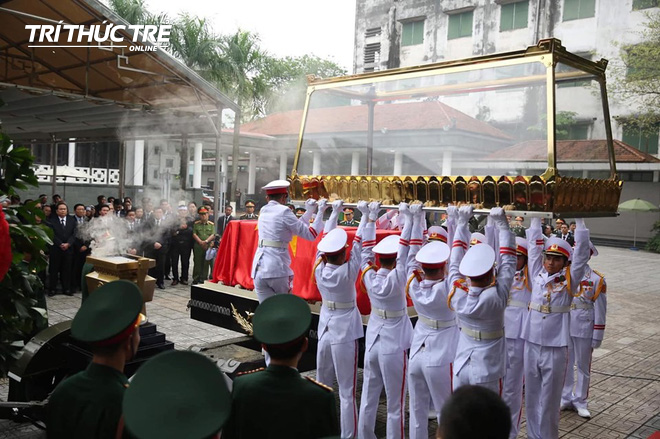 Máy bay đưa linh cữu cố Chủ tịch nước Lê Đức Anh rời Nội Bài - Ảnh 18.