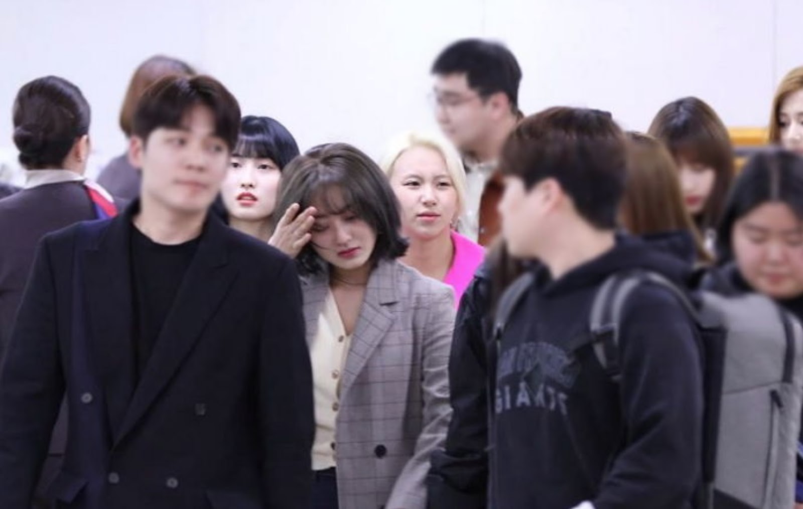Sau Jihyo, đến lượt Sana (TWICE) bật khóc vì chịu quá nhiều áp lực từ truyền thông và netizen xứ Hàn hậu lùm xùm - Ảnh 8. Sau Jihyo, đến lượt Sana (TWICE) bật khóc vì chịu quá nhiều áp lực từ truyền thông và netizen xứ Hàn hậu lùm xùm - Ảnh 8.