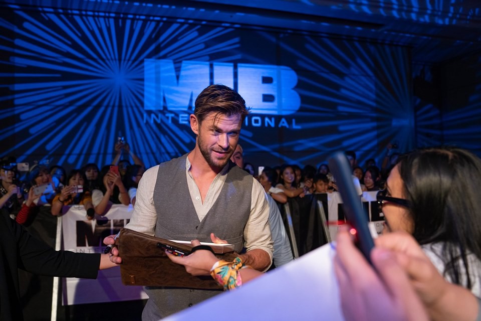 Phỏng vấn trực tiếp Chris Hemsworth: Muốn bứng Black Widow và Hulk đóng chung Men in Black, con gái là fan cứng Wonder Woman! - Ảnh 6. Phỏng vấn trực tiếp Chris Hemsworth: Muốn bứng Black Widow và Hulk đóng chung Men in Black, con gái là fan cứng Wonder Woman! - Ảnh 6.