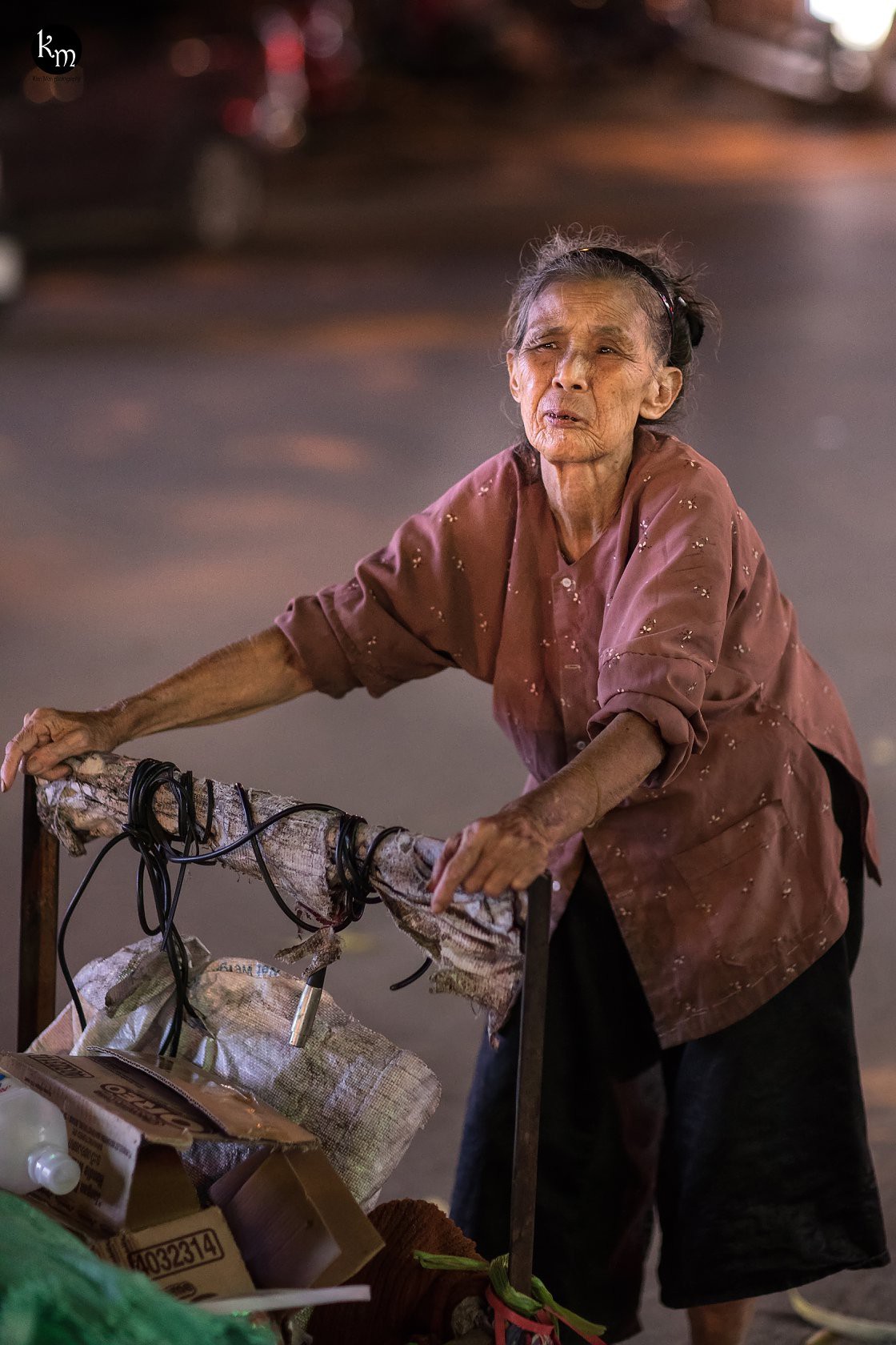Rơi nước mắt hình ảnh cụ bà 83 tuổi lưng còng vất vả đi nhặt rác ...