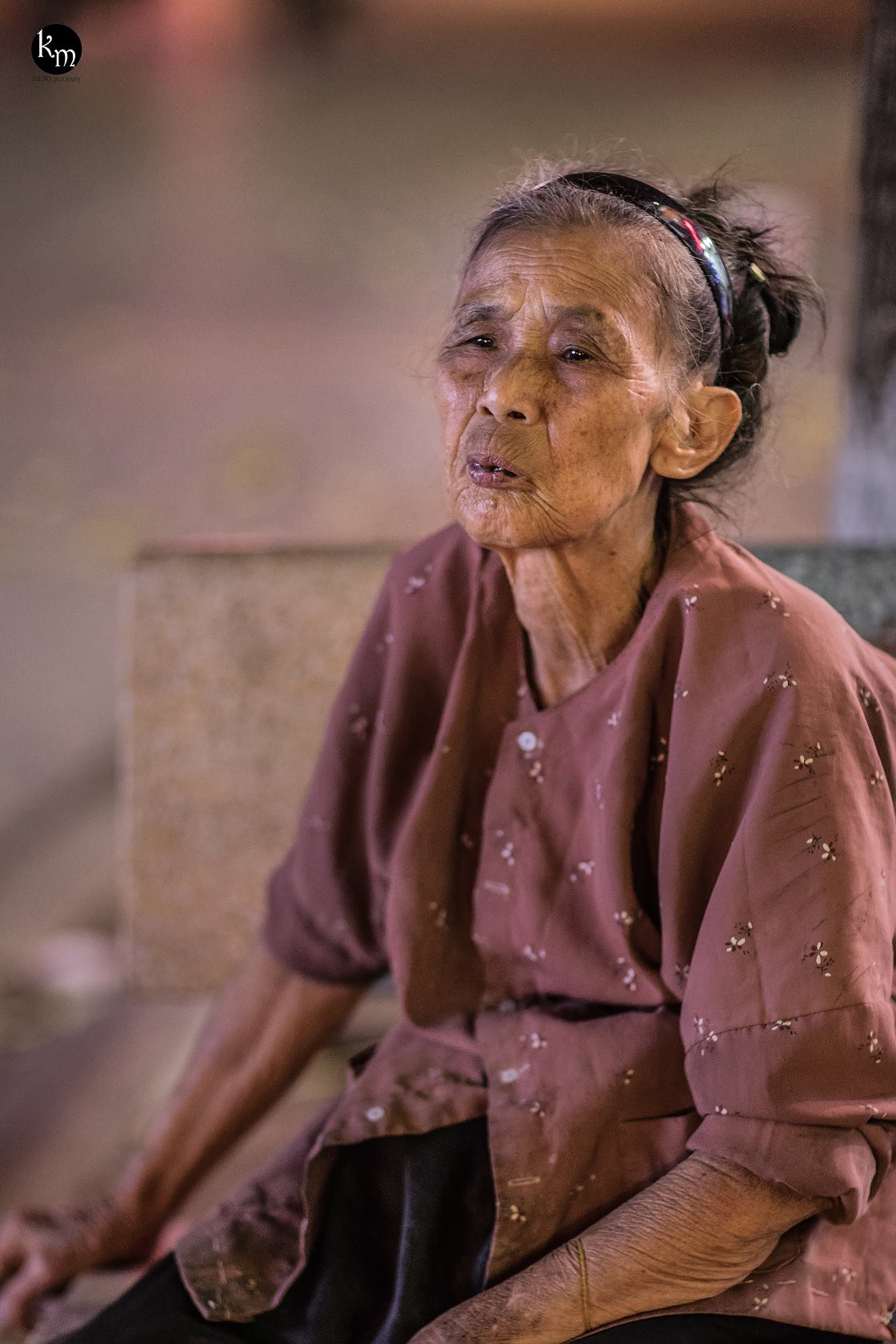 Rơi nước mắt hình ảnh cụ bà 83 tuổi lưng còng vất vả đi nhặt rác ...