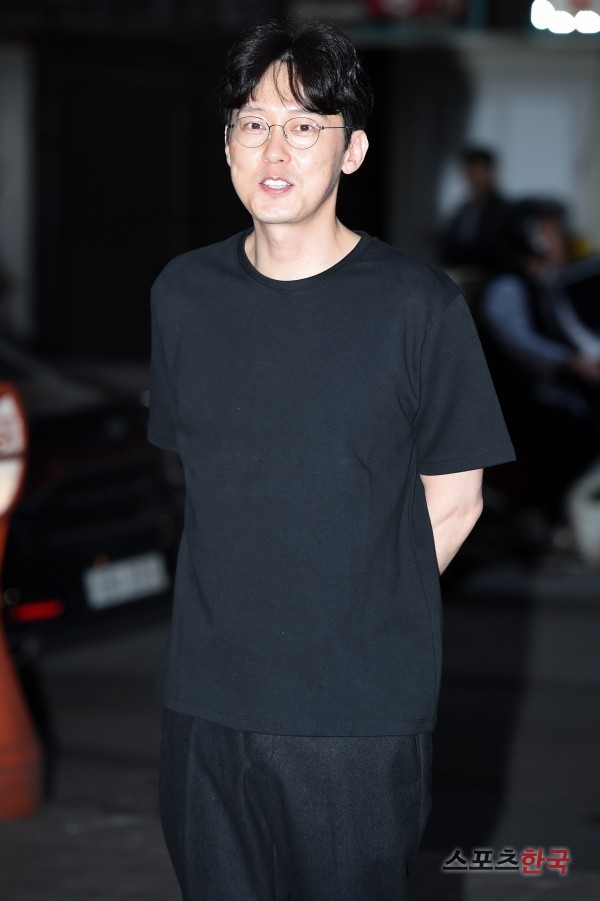 Tiệc đ&oacute;ng m&aacute;y bom tấn Asadal: Song Joong Ki khoe da đẹp, nữ thần Hậu duệ mặt trời g&acirc;y hốt hoảng v&igrave; mặt trắng bệch - Ảnh 11.