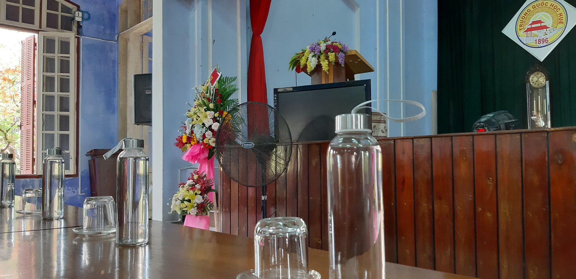 Chuyên Quốc học Huế sử dụng chai thủy tinh trong lễ tổng kết, được khen ngợi vì ý thức bảo vệ môi trường - Ảnh 3. Chuyên Quốc học Huế sử dụng chai thủy tinh trong lễ tổng kết, được khen ngợi vì ý thức bảo vệ môi trường - Ảnh 3.
