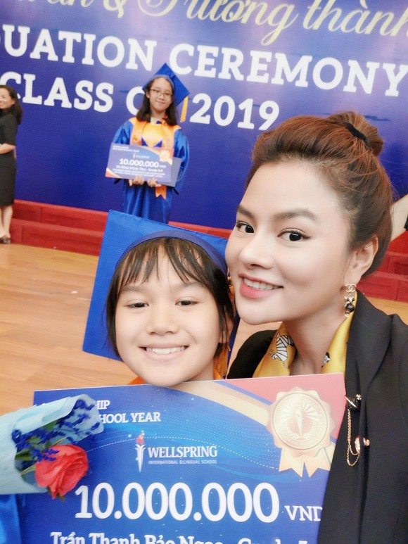 Con sao Vbiz trong lễ bế giảng: B&eacute; khoe th&agrave;nh t&iacute;ch khủng, b&eacute; nghẹn ng&agrave;o chia tay thầy bạn! - Ảnh 1.