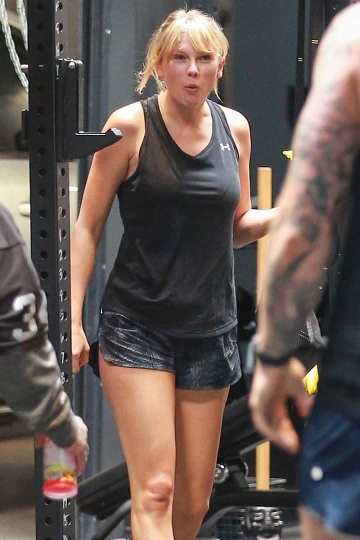 Đây là Taylor Swift đi tập gym: Mặt mộc phờ phạc mướt mải mồ hôi, body đô con và hình như lại tăng cân nữa rồi? - Ảnh 1.