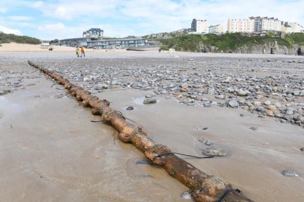 Bãi biển nổi tiếng ở Anh xuất hiện dây cáp điện chằng chịt cùng nhiều hiểm họa ẩn mình khác khiến du khách hoảng sợ - Ảnh 1.