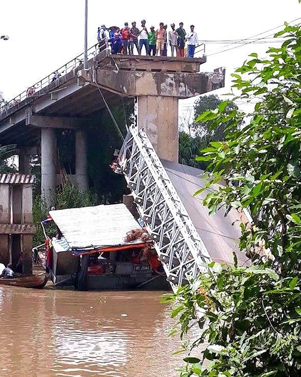 Người dân kể lại giây phút cầu ở Đồng Tháp sập - Ảnh 1.