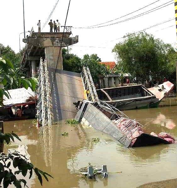 Người dân kể lại giây phút cầu ở Đồng Tháp sập - Ảnh 2.