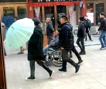 Hồng Kim Bảo - tình cũ Phạm Băng Băng ngồi xe lăn ở tuổi xế chiều với tình trạng sức khoẻ đi xuống - Ảnh 2.