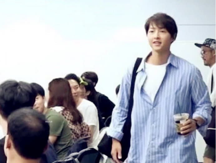 Báo Trung mừng rỡ với hình ảnh Song Joong Ki đeo nhẫn cưới lấp lánh, nhưng thực hư là gì? - GUU.vn Báo Trung Mừng Rỡ Với Hình Ảnh Song Joong Ki Đeo Nhẫn Cưới Lấp Lánh, Nhưng Thực Hư Là Gì? - Guu.Vn