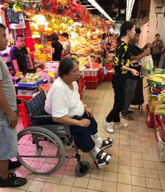 Hồng Kim Bảo - tình cũ Phạm Băng Băng ngồi xe lăn ở tuổi xế chiều với tình trạng sức khoẻ đi xuống - Ảnh 3.