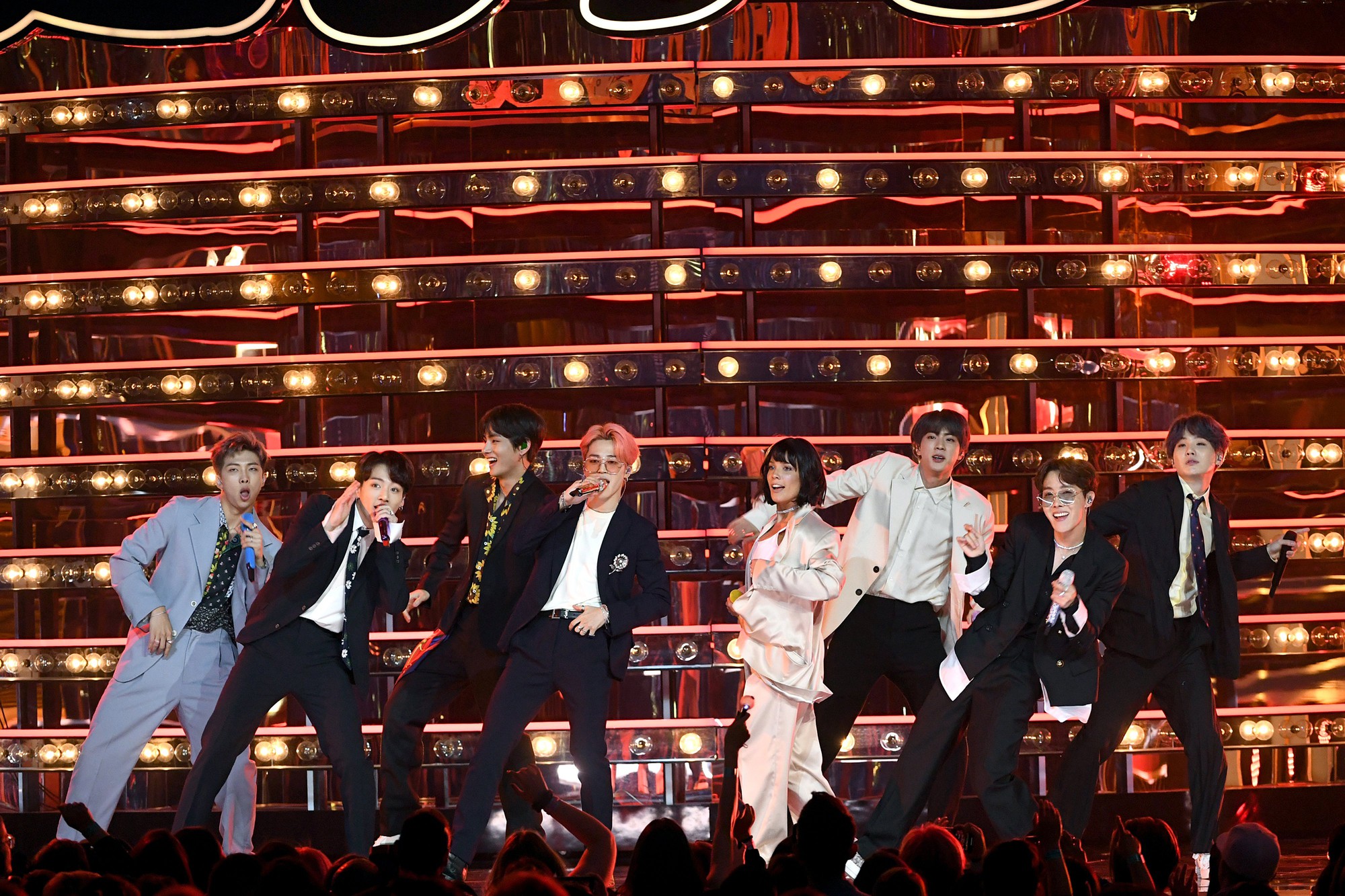 Taylor Swift, BTS và loạt sao đình đám đã cứu lượng người xem Billboard Music Awards từ vực sâu! - Ảnh 2. Taylor Swift, BTS và loạt sao đình đám đã cứu lượng người xem Billboard Music Awards từ vực sâu! - Ảnh 2.