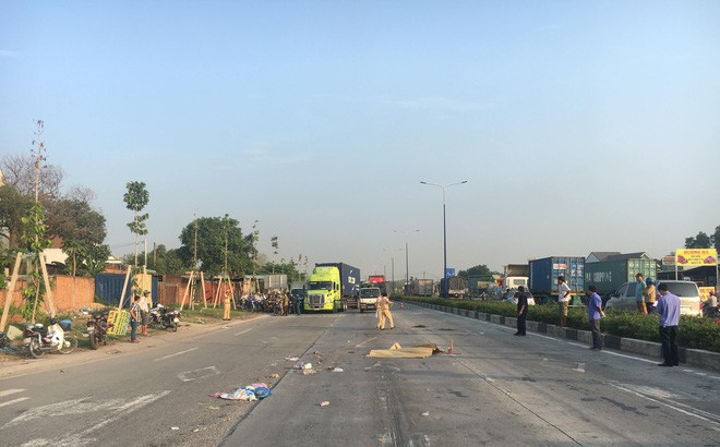 Phát hiện người đàn ông nằm chết trên đường, bên cạnh có nhiều bịch thức ăn - Ảnh 1.