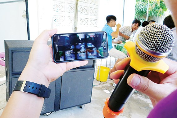 Vấn nạn hát karaoke bằng loa kẹo kéo: Khủng bố hàng xóm trong cuộc vui trên bàn nhậu và những bi kịch khó lường - Ảnh 1.