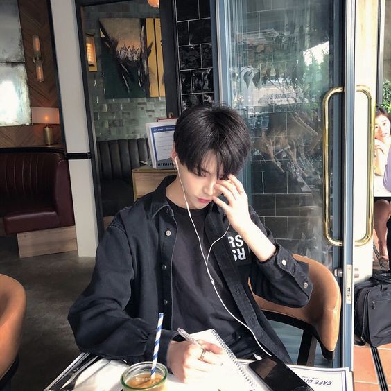 Lương th&aacute;ng sương sương 4 ng&agrave;n đ&ocirc;, sống c&ocirc; đơn trong nh&agrave; l&acirc;u 5 tầng v&agrave; chạy Mercedes nhưng thanh ni&ecirc;n 28 tuổi vẫn kh&ocirc;ng c&oacute; bồ - Ảnh 1.