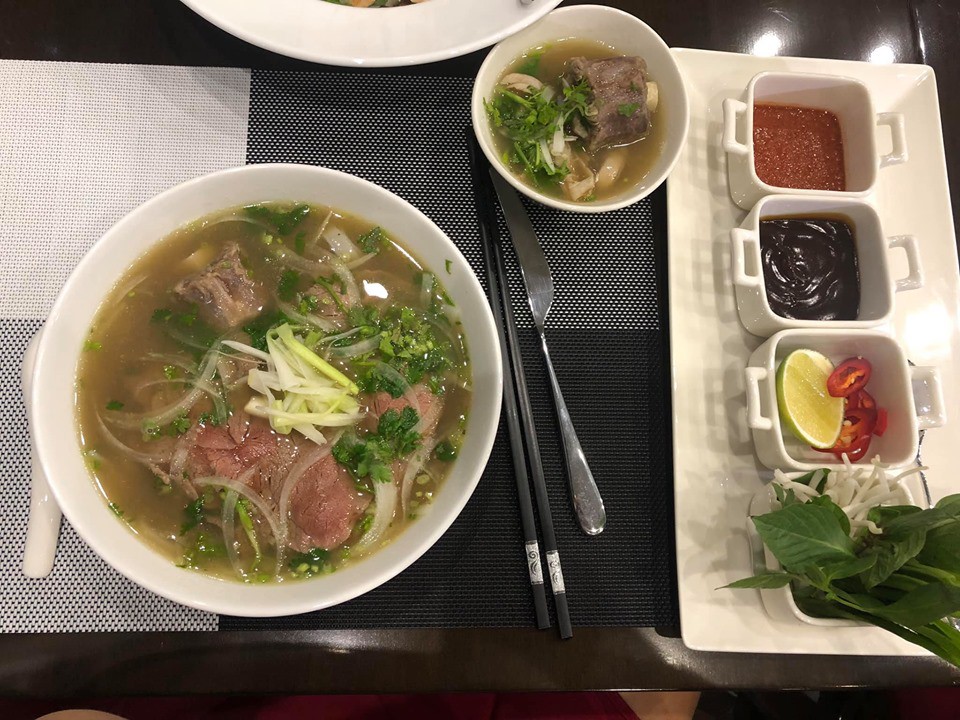 Đã có người dám thử phở 920k và đây là nhận xét sau khi ăn bát phở chọc trời - Ảnh 2. Đã có người dám thử phở 920k và đây là nhận xét sau khi ăn bát phở chọc trời - Ảnh 2.