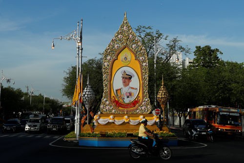 Thái Lan chờ đón lễ đăng quang của Vua Maha Vajiralongkorn  - Ảnh 1.