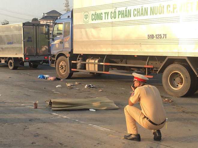 Phát hiện người đàn ông nằm chết trên đường, bên cạnh có nhiều bịch thức ăn - Ảnh 2.