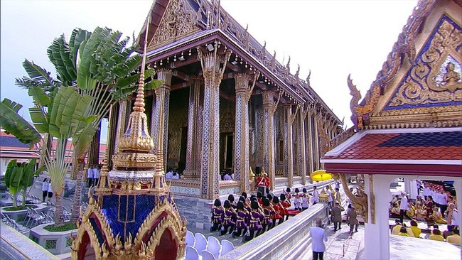 Quốc vương Th&aacute;i Lan đội vương miện nặng hơn 7 kg, ch&iacute;nh thức đăng quang - Ảnh 1.