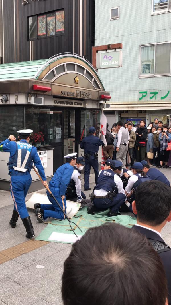 Thiếu tiền quá, người đàn ông đánh liều cầm dao đi cướp chốt cảnh sát - Ảnh 3. Thiếu tiền quá, người đàn ông đánh liều cầm dao đi cướp chốt cảnh sát - Ảnh 3.