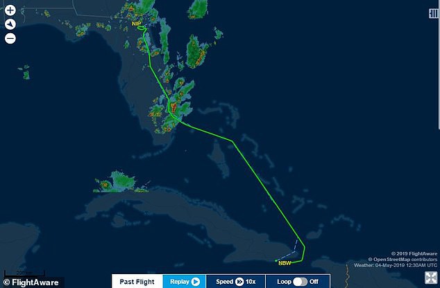 Ảnh: Hiện trường vụ máy bay Boeing 737 chở 143 người lao xuống sông ở Mỹ - Ảnh 1.